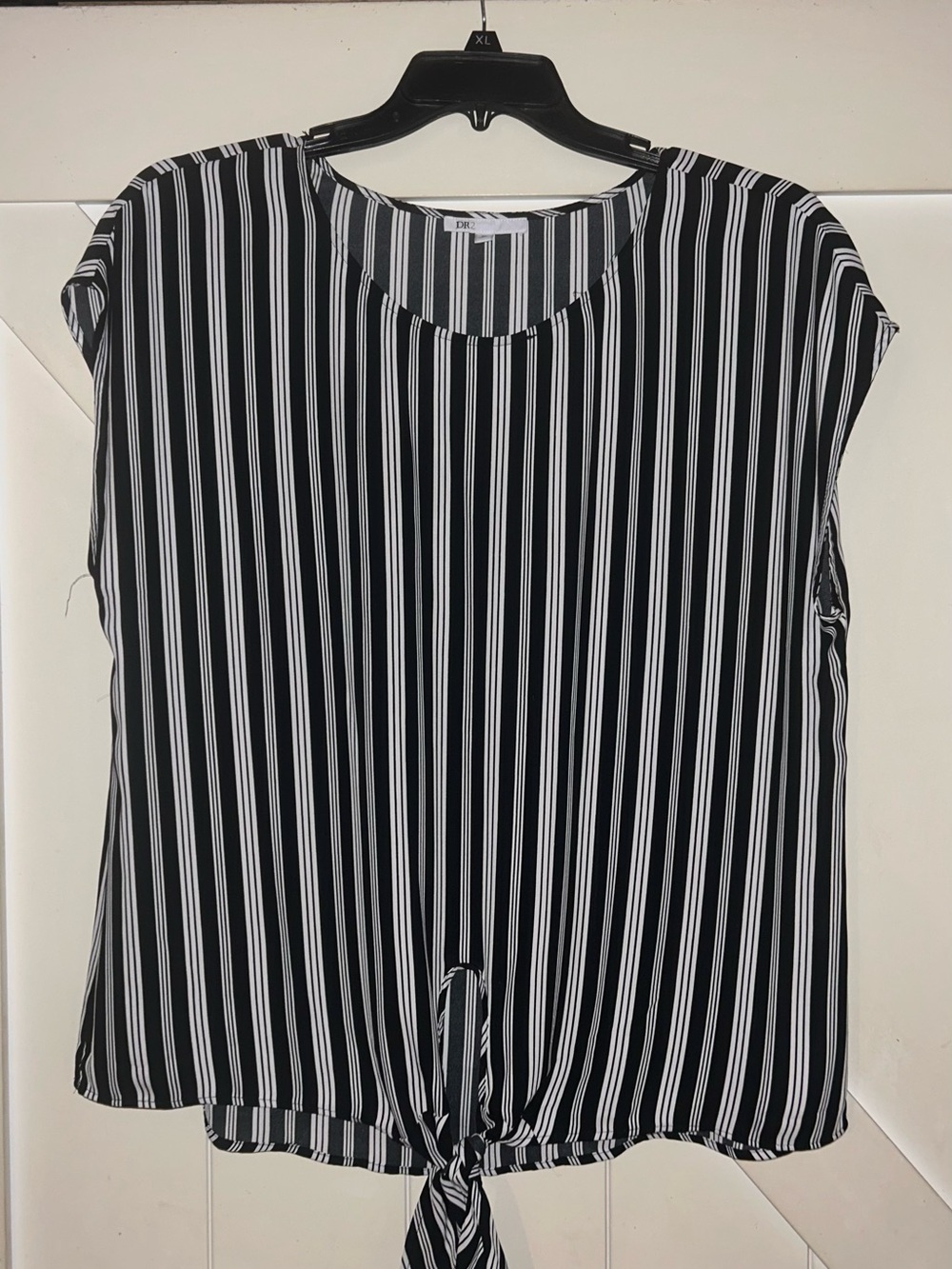 DR2 Black & White Vertical-Stripe Tie-Hem Crop Top